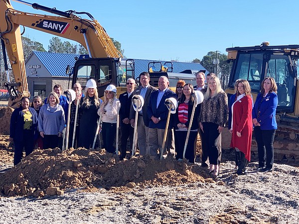 Bank breaks ground on new branch